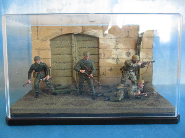 1/35、完成品】ジオラマ、ドイツ軍、降下猟兵 4人、ドラゴン6005(戦車