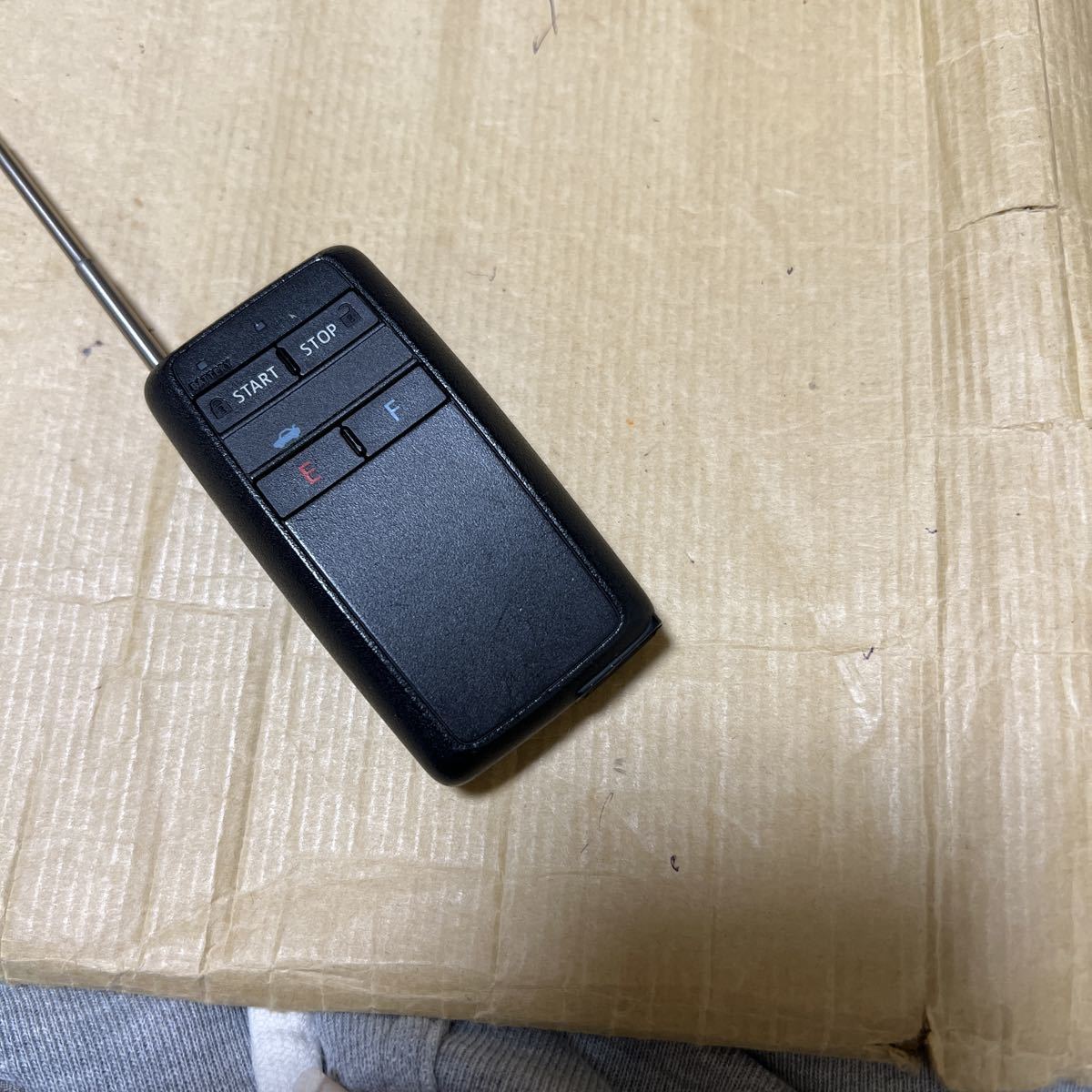 【驚きの破格値，100%新品】 TOYOTA トヨタ 純正 エンジンスターター リモコン クラウンHV スマートキー 一体型 1(純正本体)｜売買されたオークション情報、yahooの商品情報をアーカイブ公開 - オークファン 純正本体