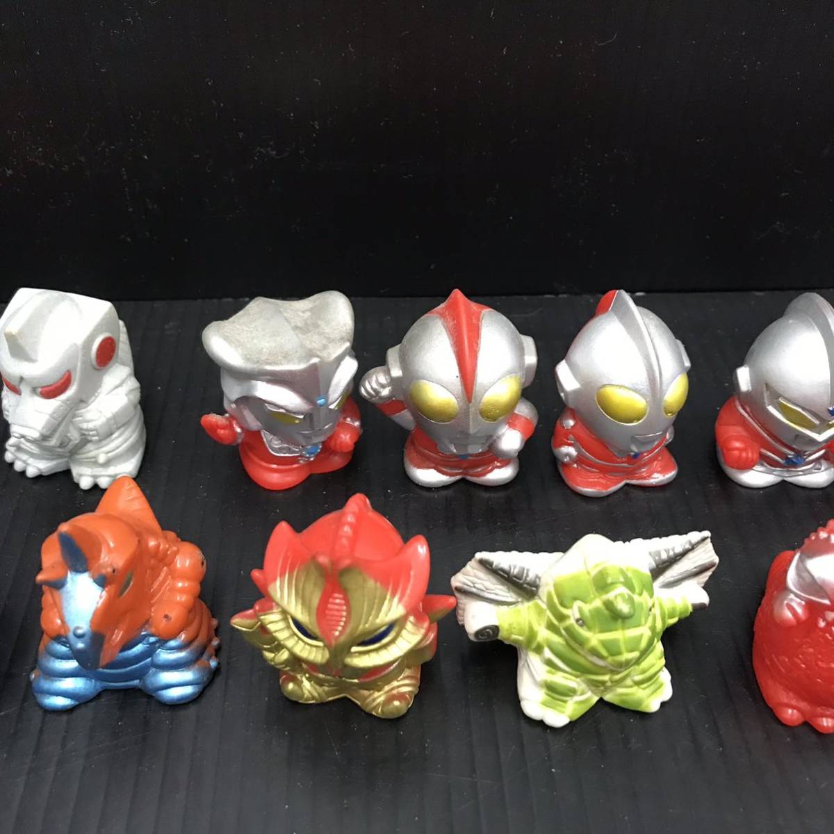 1221c8)レア ウルトラマン ウルトラ怪獣 ゴジラ ソフビ 指人形 52個