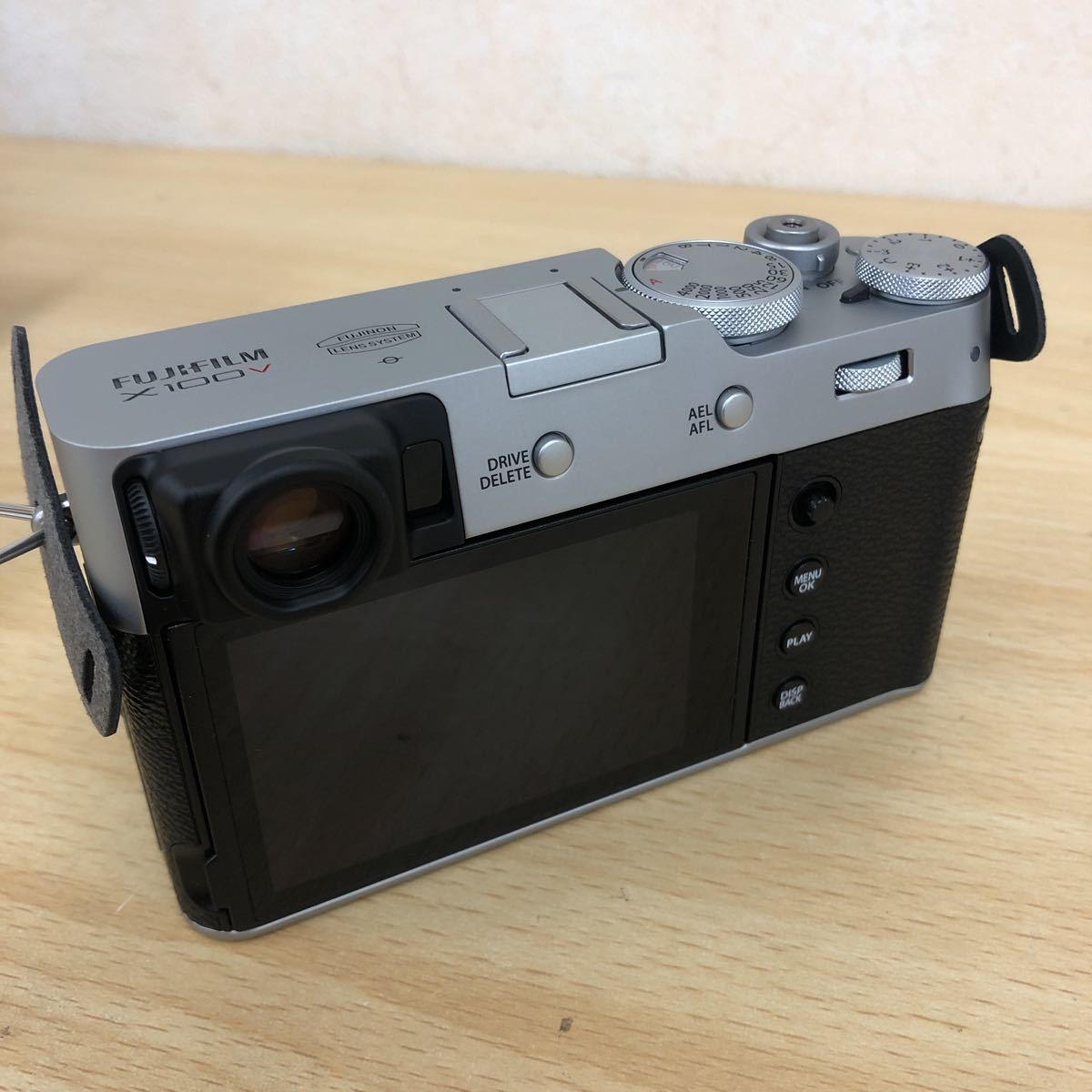 1円～ 展示品 FUJIFILM X100V シルバー デジタルカメラ フジフィルム 富士フィルム FUJIFILM X100V シルバー ケース付 X100 中古｜フジヤカメラ