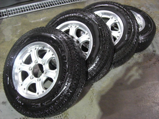 定番人気，HOT オールテレーン 195/80R15 ジオランダー ツライチサイズアルミ付き ハイエース キャラバン等 15インチ 139.7 6穴(中古品)｜売買されたオークション情報、yahooの商品情報をアーカイブ公開 - オー 15インチ
