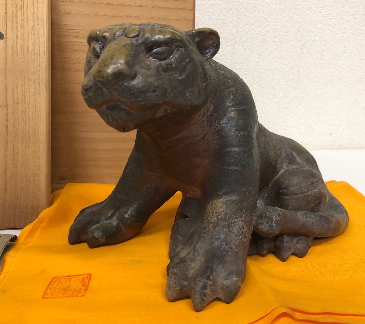 KT-19【無形文化財】浦上善次 虎置物 干支 虎 備前焼 共箱付 西村春湖 
