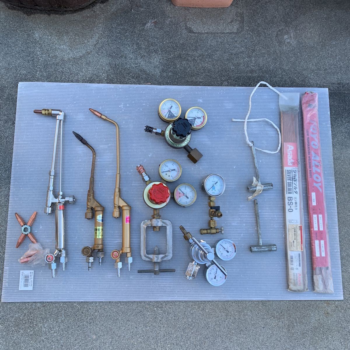 ガス溶接用トーチ、ゲージ、ホース等(あまり溶接棒おまけ付き)_1