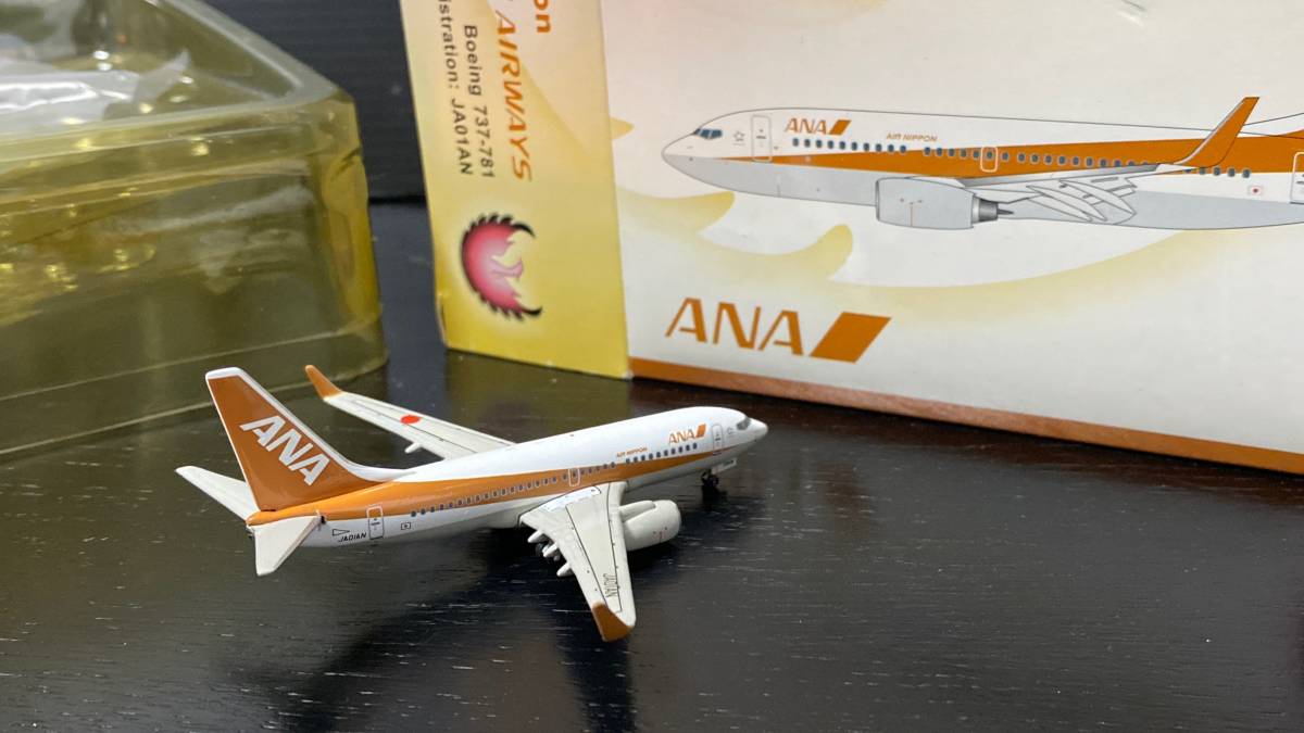 ANA ダイキャストモデル ゴールドジェットボーイング737-700 1/200