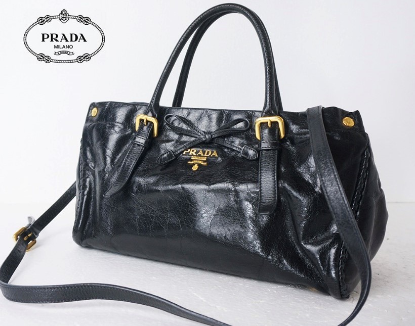 最新作，新作登場 PRADA プラダ 2way ショルダー トート ハンドバッグ リボン ロゴ シワ加工 レザー 斜め掛け ハンドバック ブラック(ハンドバッグ)｜売買されたオークション情報、yahooの商品情報をアーカイブ公 かばん、バッグ