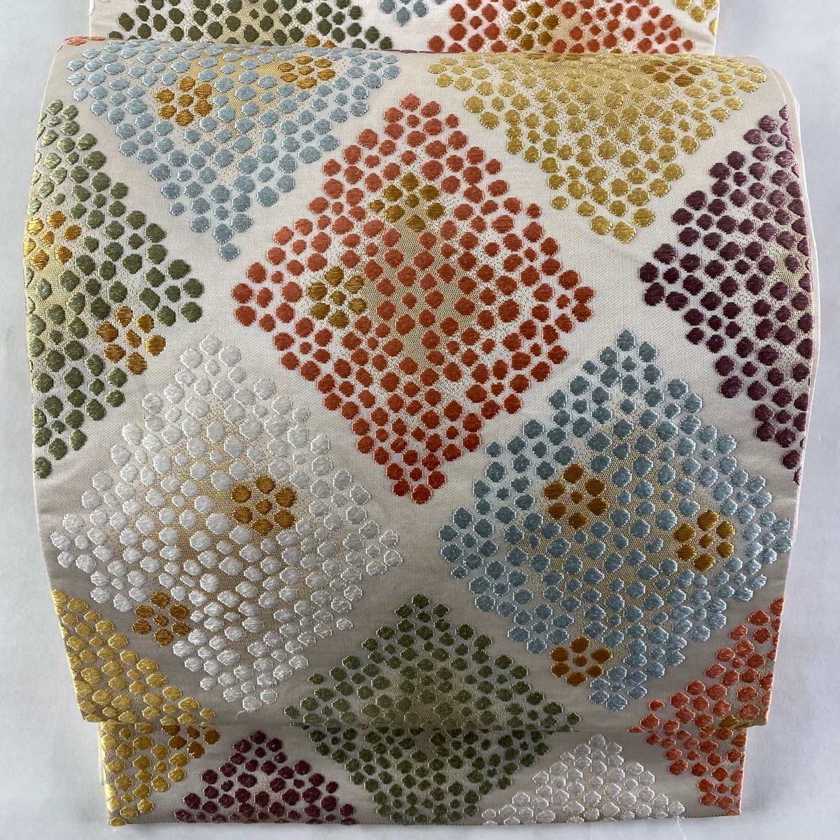 得価，高品質 袋帯 秀品 菱 幾何学 金糸 刺繍 クリーム 六通 正絹(仕立て上がり)｜売買されたオークション情報、yahooの商品情報をアーカイブ公開 - オークファン 仕立て上がり
