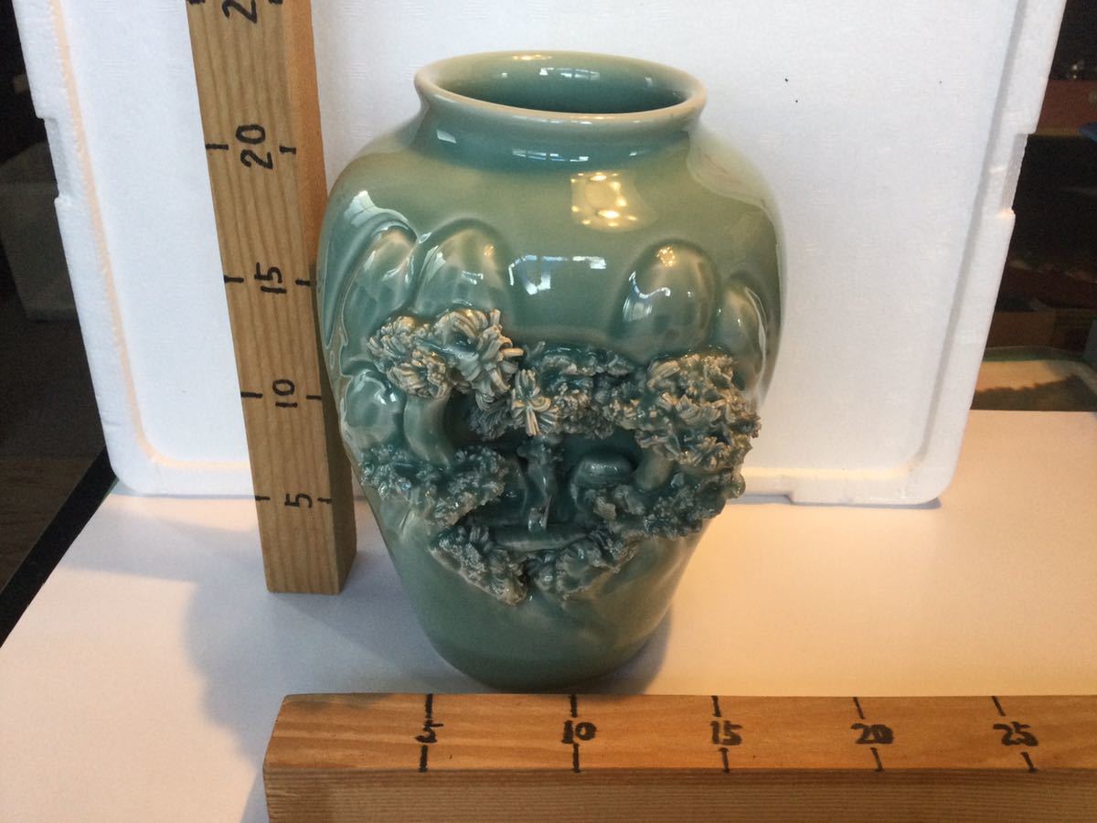 松山砥部焼：細密細工山水彫洞窟彫(青白磁、花瓶:水月焼、楽山焼