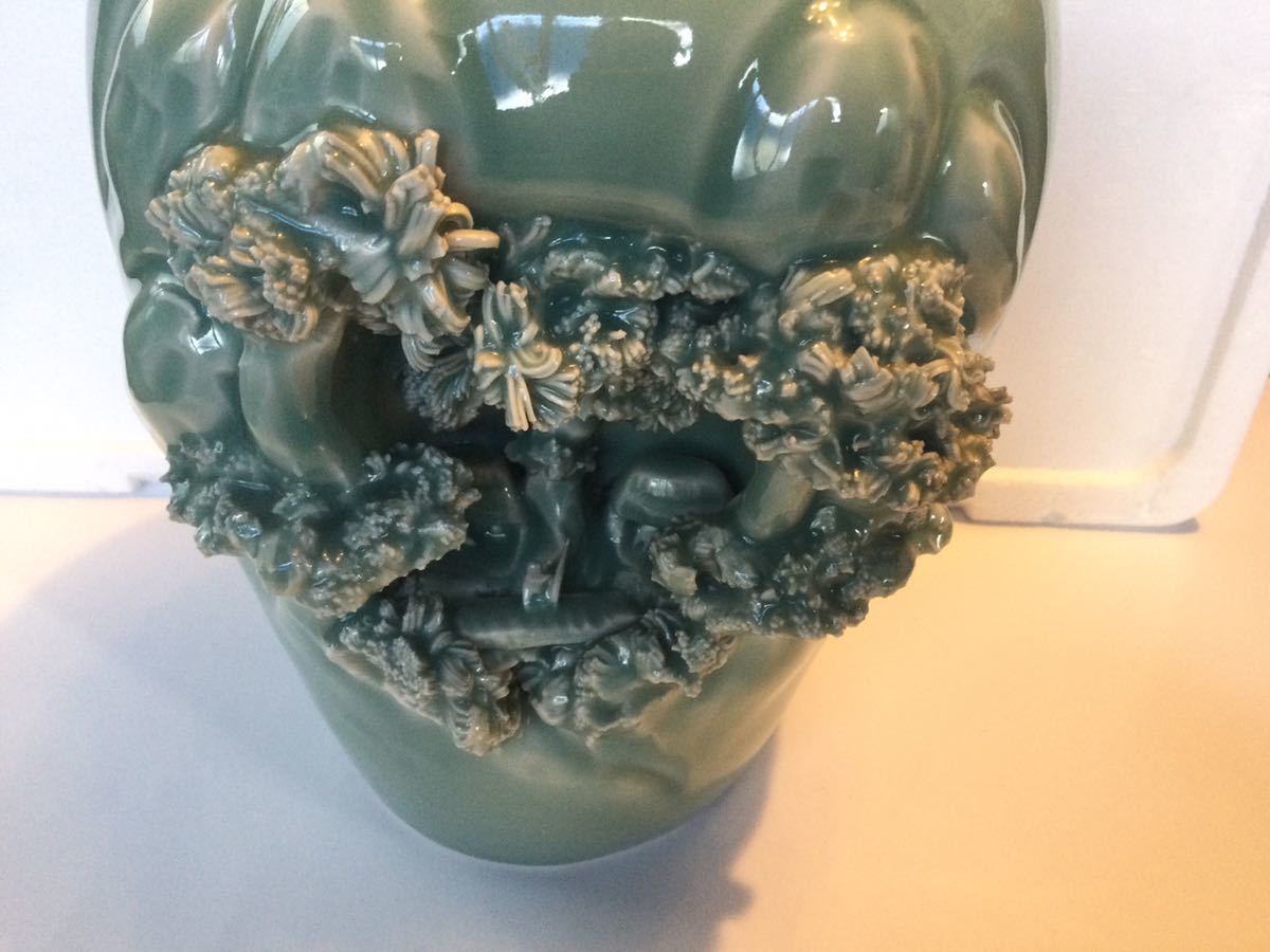 松山砥部焼：細密細工山水彫洞窟彫(青白磁、花瓶:水月焼、楽山