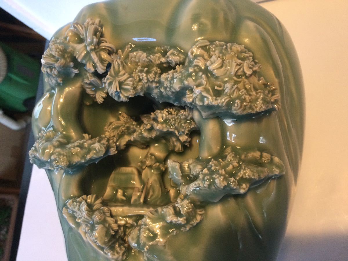 松山砥部焼：細密細工山水彫洞窟彫(青白磁、花瓶:水月焼、楽山焼