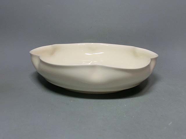 479404 快山窯 塚本快示 窯 白瓷 華唐草文 鉢（共箱）茶道具・白磁  