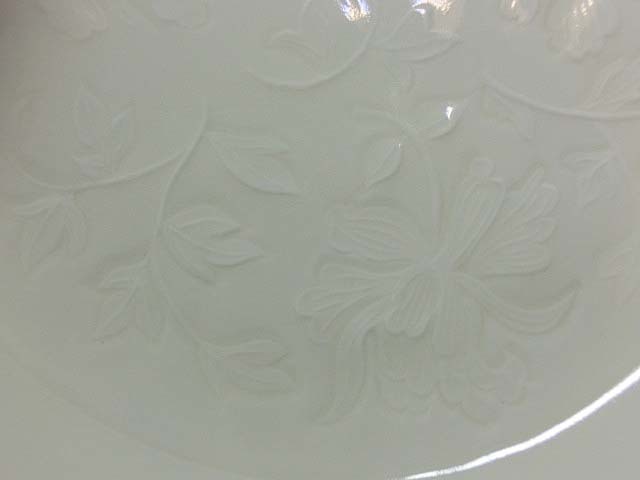 479404 快山窯 塚本快示 窯 白瓷 華唐草文 鉢（共箱）茶道具・白磁  