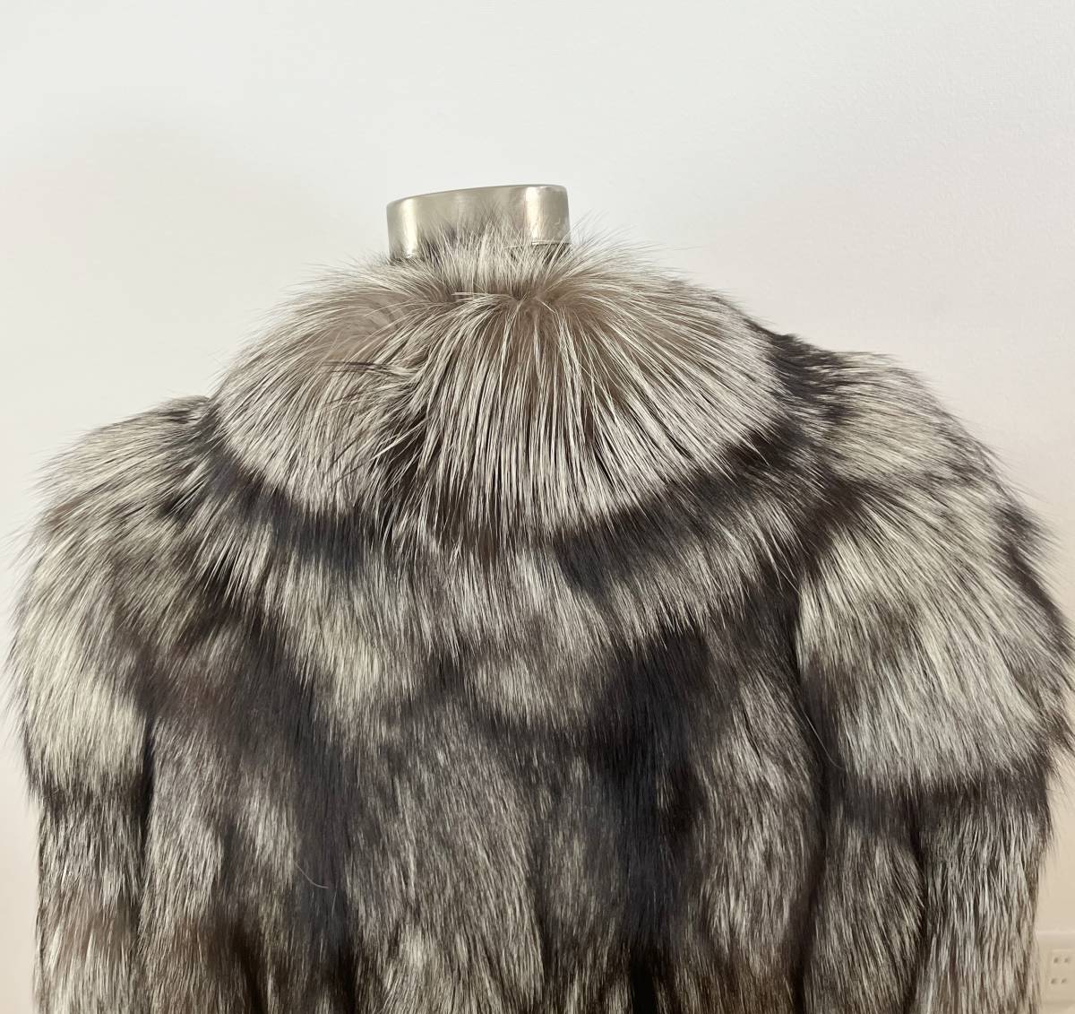 シルバーフォックス　セミロングコート □シルバーフォックス□セミロングコート□着丈80cm□SAGAシルバー□襟