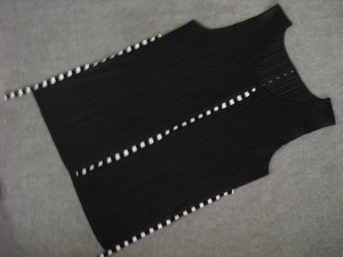 ISSEY　MIYAKE　　PLEATS PLEASE　　　　４　　ブラック　