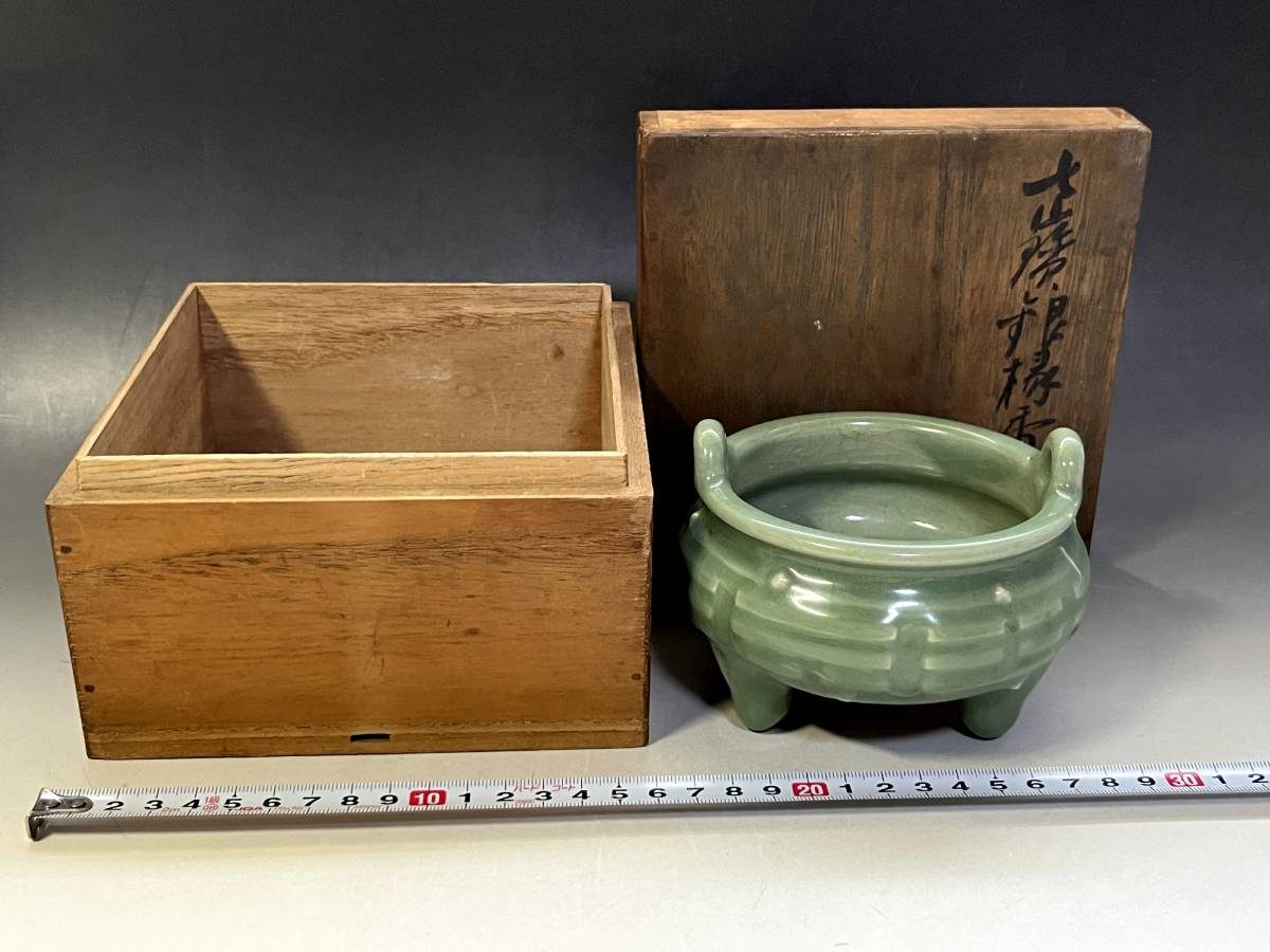 文化遺産オンライン 古玩 古美術 - 青磁龍彫 青磁三足香炉 三つ足