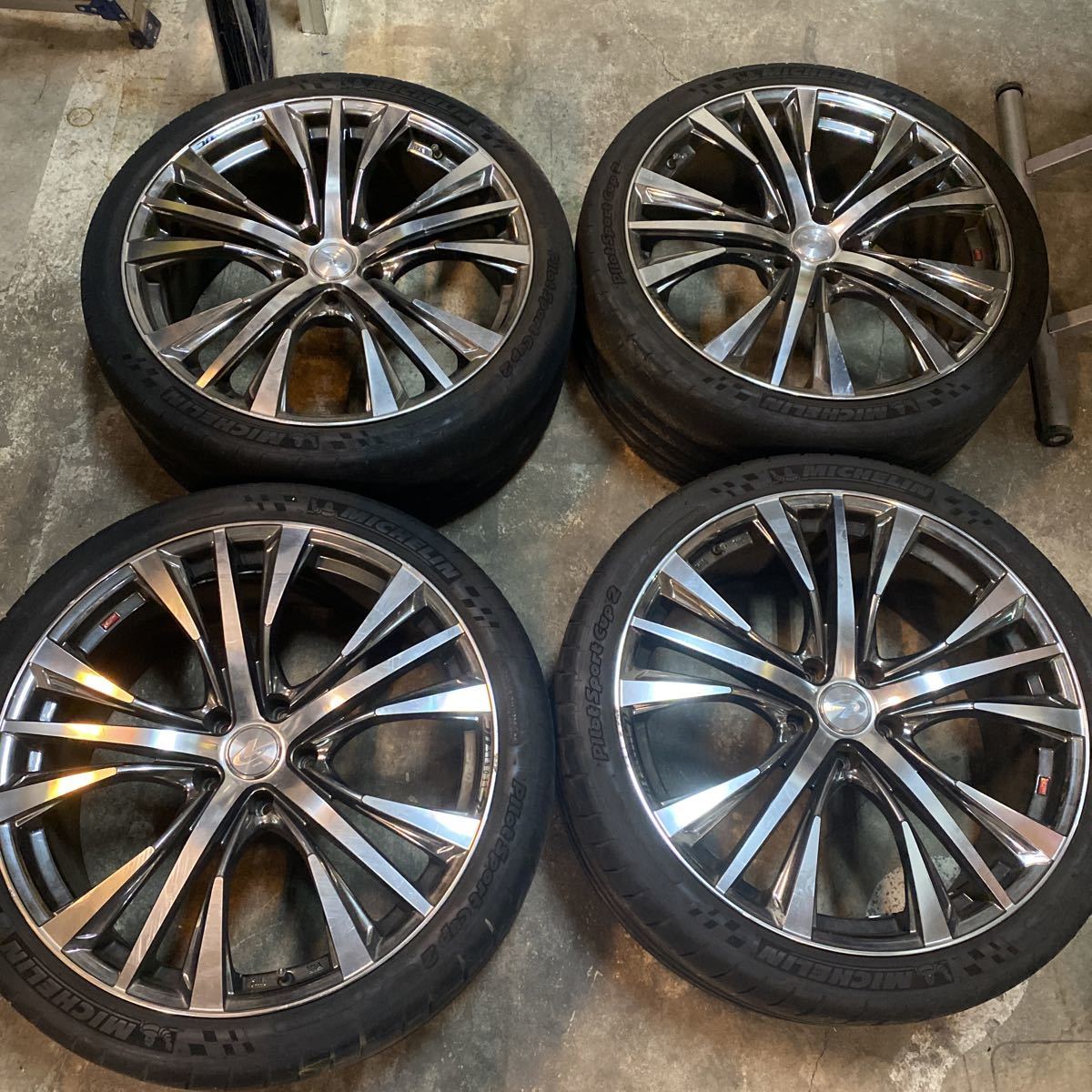 LEONIS ヴェルファイア UC アドバン 225&frasl;40R19 0033910 レオニスUC 美品　ヴェルファイア用