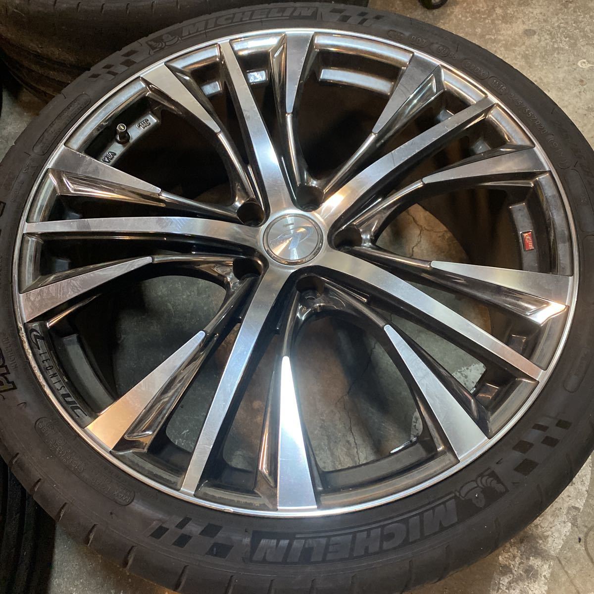 LEONIS ヴェルファイア UC アドバン 225&frasl;40R19 0033910 レオニスUC 美品　ヴェルファイア用