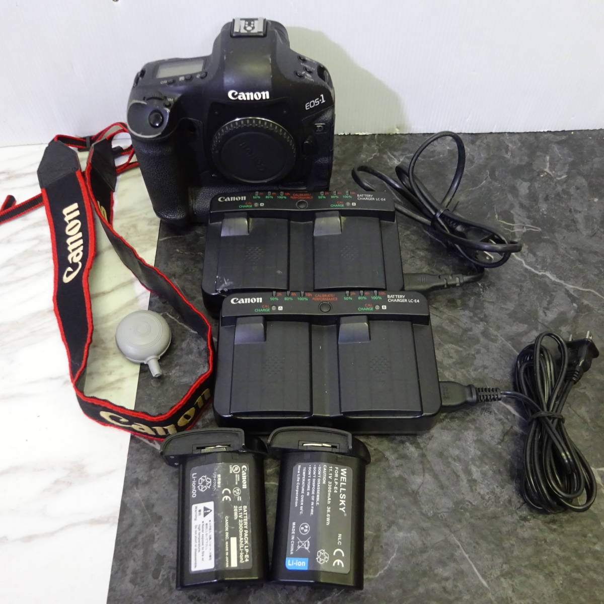 Canon EOS-1 D Mark IV 本体と充電器