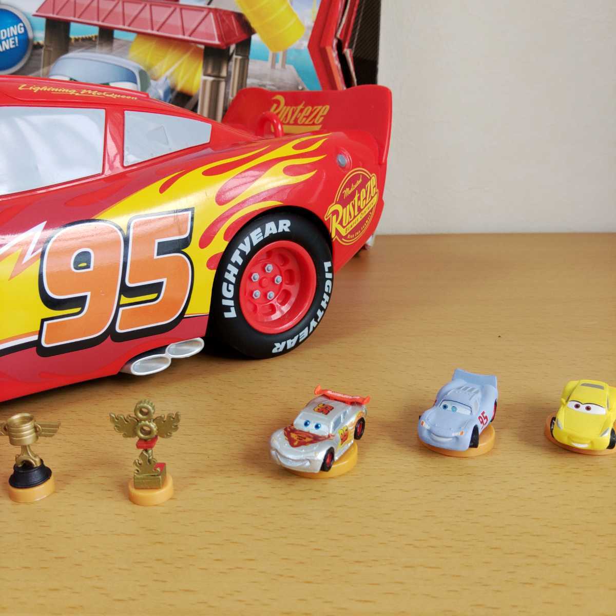 ディズニーランドポップコーンバケットカーズマックイーンとチョコエッグとマテルのフィギュア カーズの本のまとめ売り カーズ 売買されたオークション情報 Yahooの商品情報をアーカイブ公開 オークファン Aucfan Com