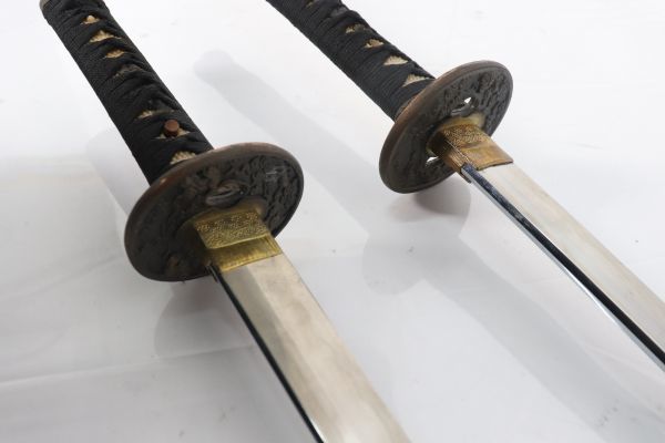 ト滝】 貴重 模造刀 刀身約76㎝/約50㎝ 2本セット 台座付 居合刀 日本