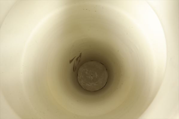 徳化窯らしい白磁で穏和な透明度と玉のような光沢をもった花瓶 花入