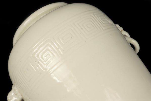 徳化窯らしい白磁で穏和な透明度と玉のような光沢をもった花瓶 花入