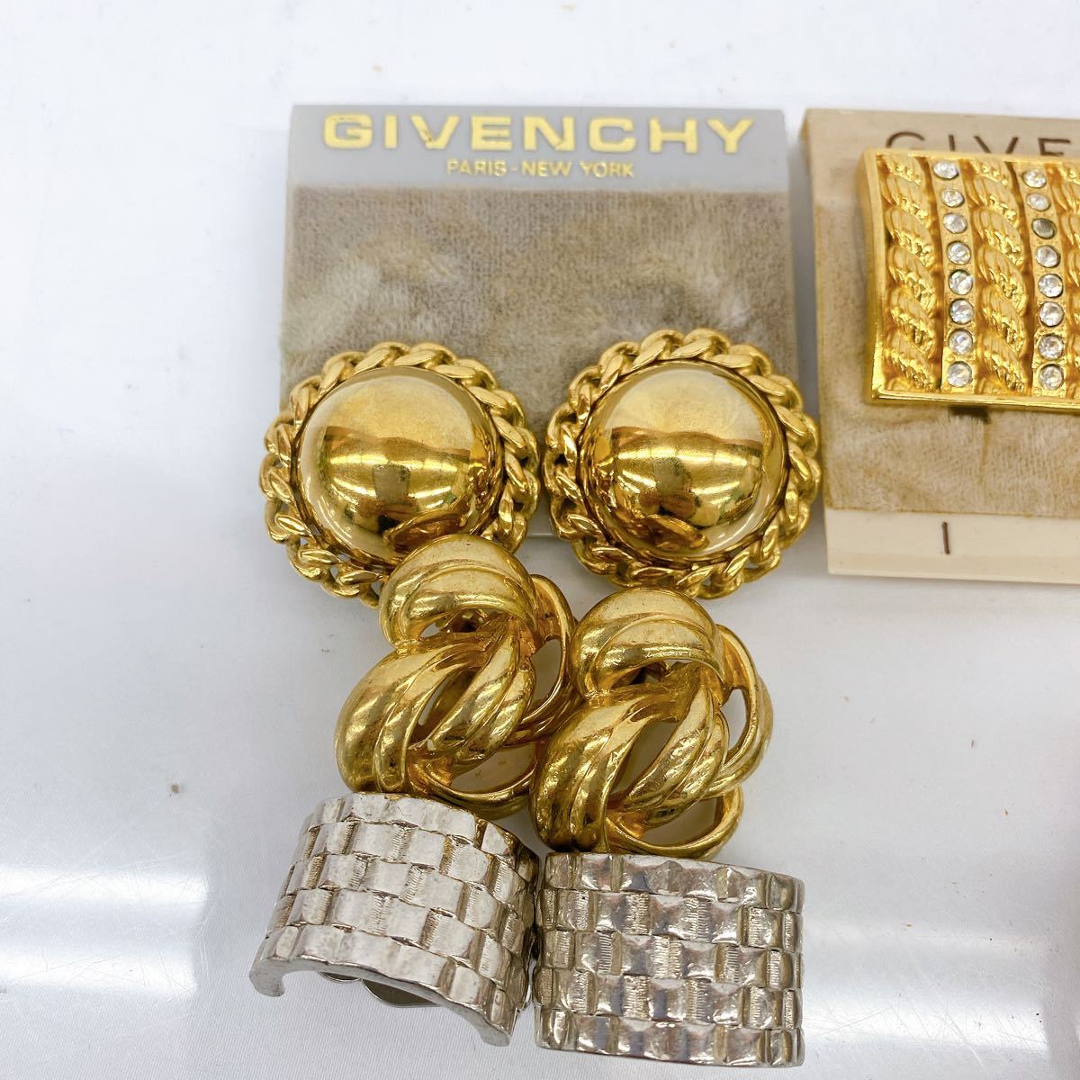 イヤリング GIVENCHY - ジバンシー ジバンシィ レディース ゴールド Givenchy メタル 0 メルカリ 「givenchyジバンシー」イヤリング、ピアス GIVENCHY(ジバンシィ) ゴールド系 サークルモチーフ フープスイヤリング