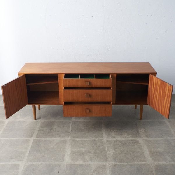 サイドボード イギリスヴィンテージ camori ミッドセンチュリー&frasl;UK Vintage シンプルなイギリスのヴィンテージ家具、北欧スタイルのサイドボード(k イギリスから届いたチーク材のビンテージボード、杢目が美しい #84763 – ヴィンテージ家具 北欧スタイルのおしゃれなサイドボード、イギリスから届いた #80417 | S- ストーンヒルファニチャー ヴィンテージ家具・北欧インテリアの通販サイト