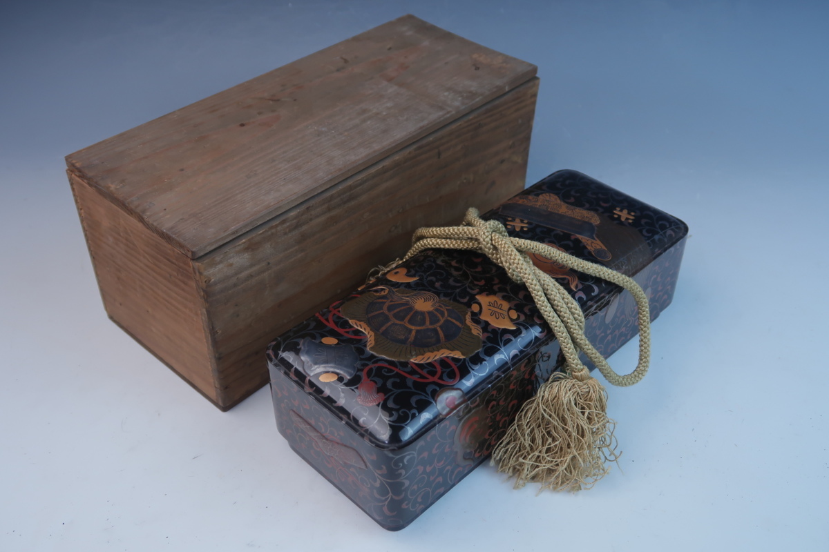 時代物 木製漆器 黒漆金銀蒔絵 内梨地 宝尽唐草文 紐付筆箱 手箱 長文 