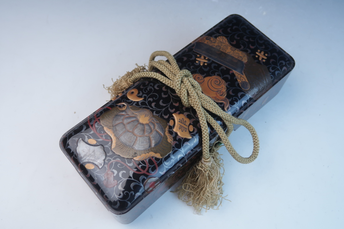 時代物 木製漆器 黒漆金銀蒔絵 内梨地 宝尽唐草文 紐付筆箱 手箱 長文 