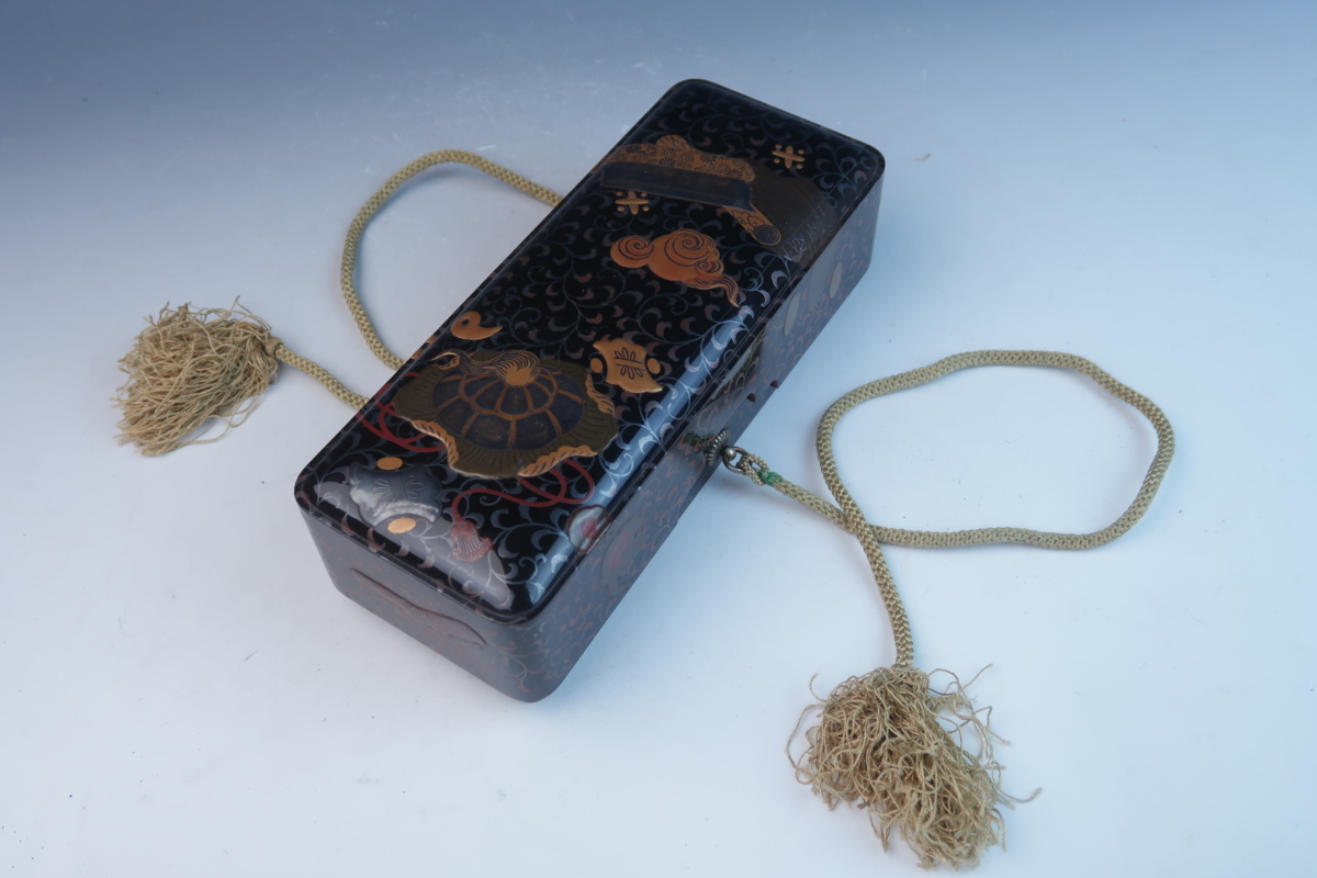 時代物 木製漆器 黒漆金銀蒔絵 内梨地 宝尽唐草文 紐付筆箱 手箱 長文 