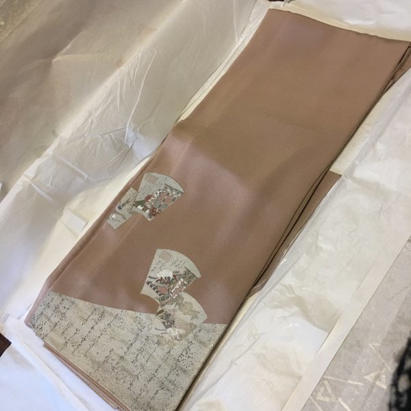 松尾光琳 色留袖 袷 正絹 落款 一つ紋 一つ紋色留袖 -1450-Sサイズのレンタル｜きもの３６５ 古典柄 縮緬 一つ紋付き 木賊鷺 落款入り 王朝花車図 ガード加工 風神
