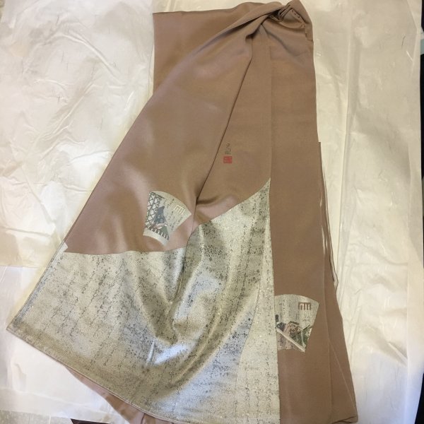 松尾光琳 色留袖 袷 正絹 落款 一つ紋 一つ紋色留袖 -1450-Sサイズのレンタル｜きもの３６５ 古典柄 縮緬 一つ紋付き 木賊鷺 落款入り 王朝花車図 ガード加工 風神
