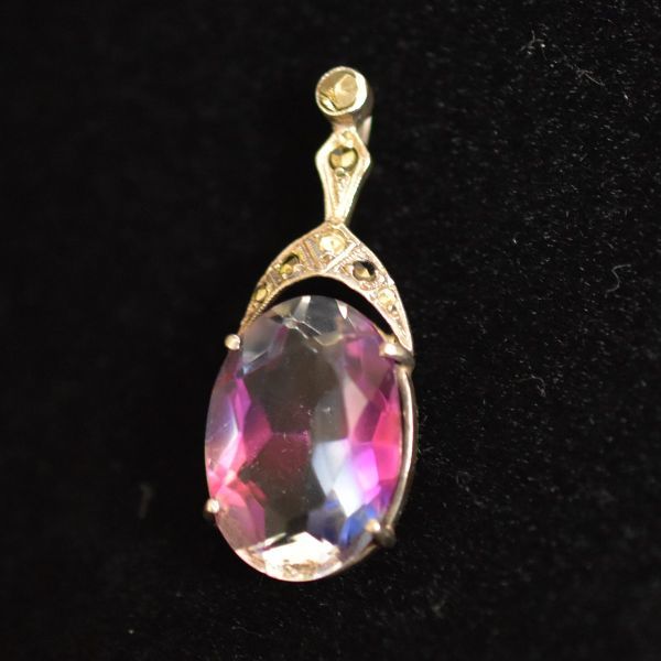 アンティーク 虹色 アイリスガラスのペンダントトップ/チャーム高柳知