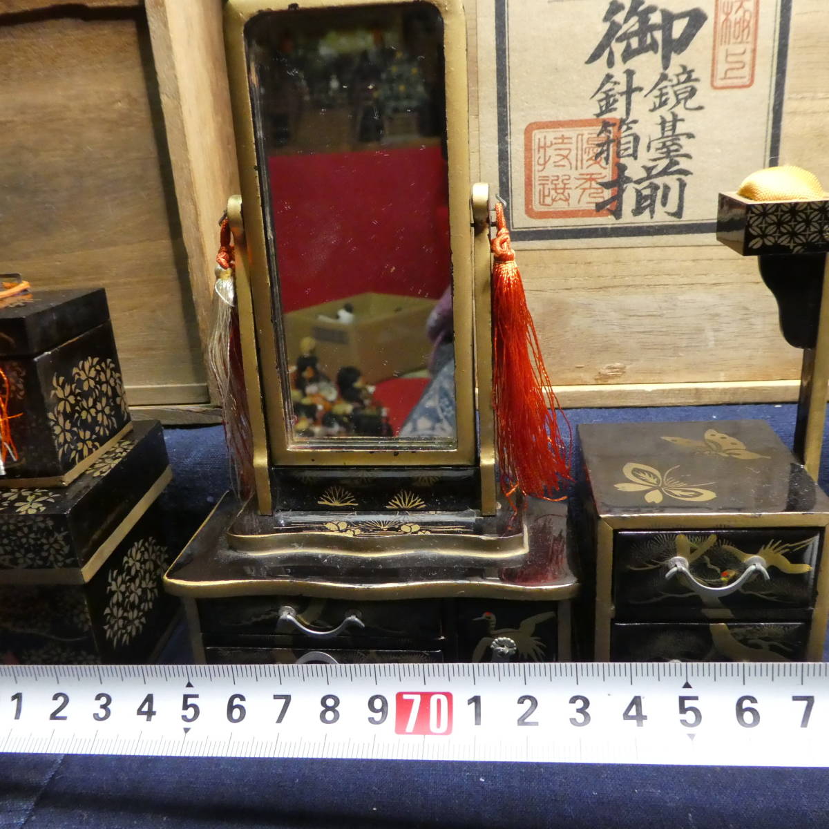 レトロ　木製雛道具　木製蒔絵雛人形道具　三荷揃　鏡台　針箱　台子　火鉢　雛祭り 雛人形 蒔絵 三つ揃い 鏡台 針箱 元箱あり 木製 お道具 雛道具