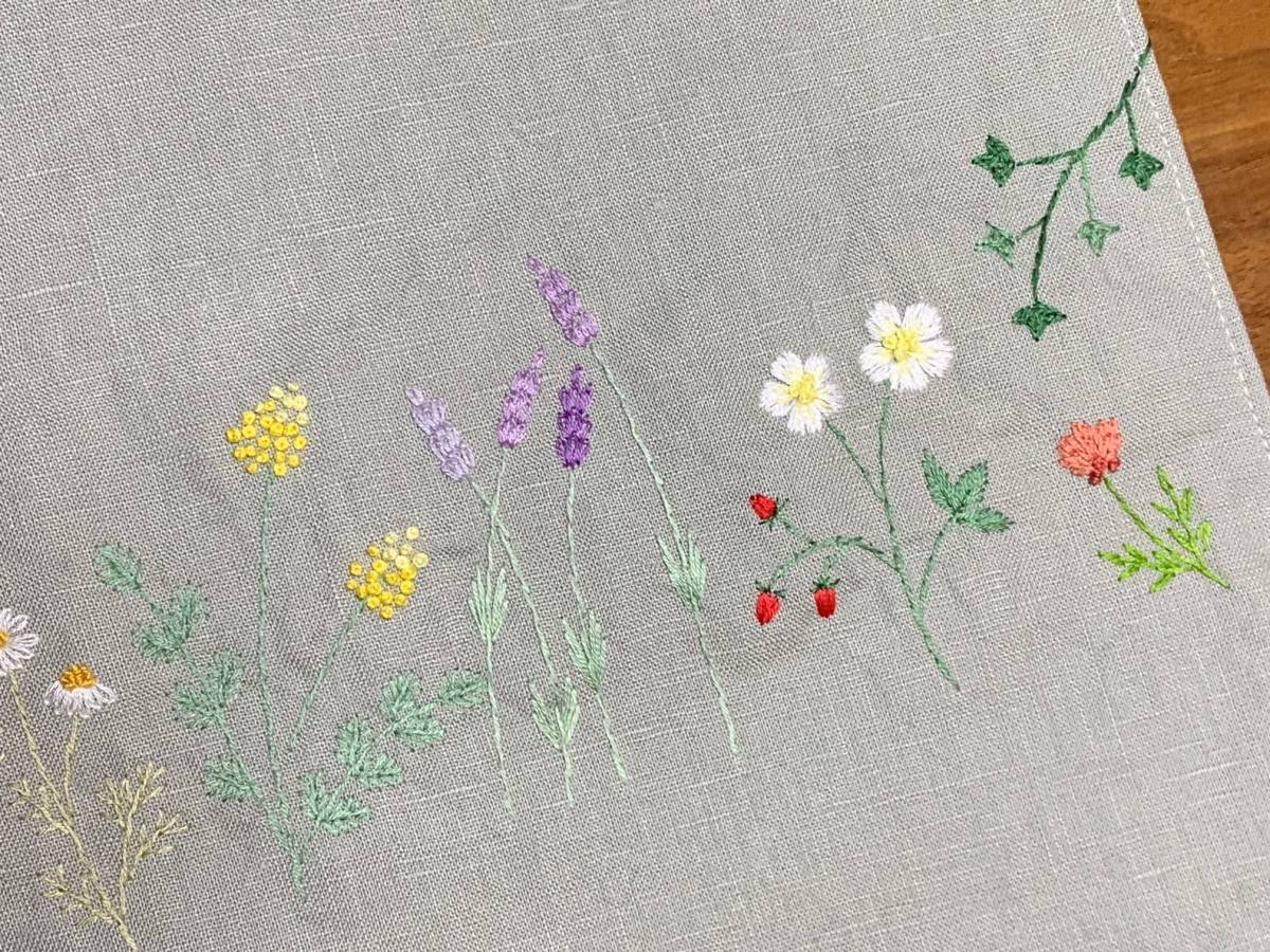 ☆ハンドメイド お花の手刺繍 マルチカバー イチゴ＆ガーベラ＆ミモザ 
