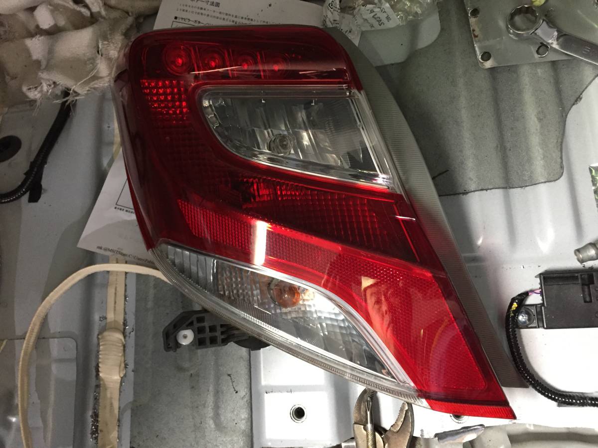 トヨタ 130系 ヴィッツ 純正 LED 左テールランプ koito 52-273
