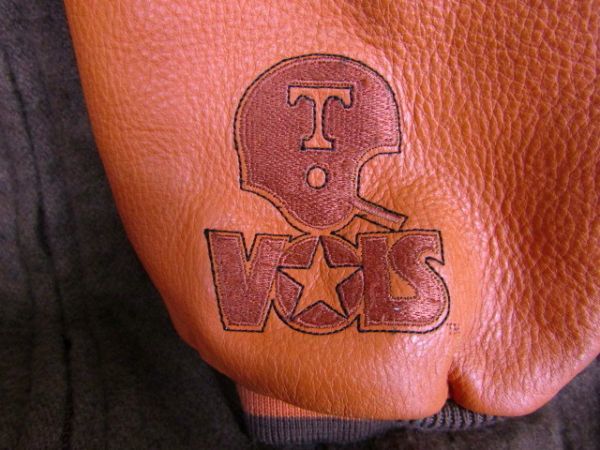 ★テネシー大学 VOLS Volunteers NCAA★メンズ 袖革スタジャン アワードジャケット 特大ロゴ★R40327020A Tennessee Volunteers Men's back Elite another