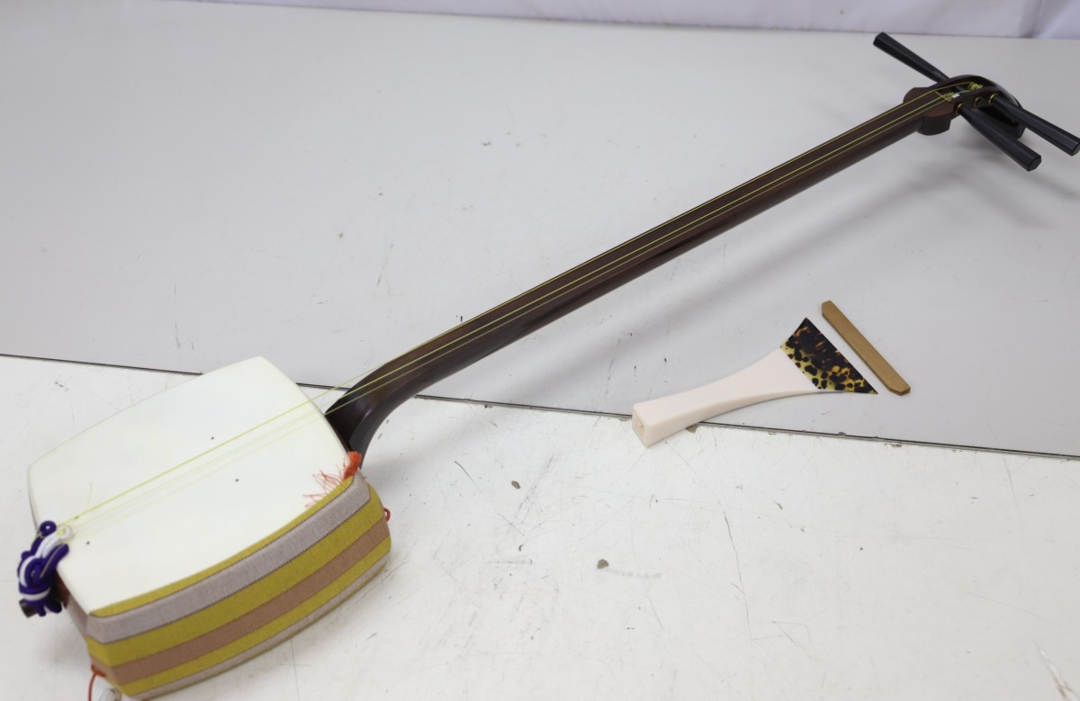 中棹三味線 丸打胴 全長:約98cm 皮破れなし / 鼈甲 バチ (F4514)