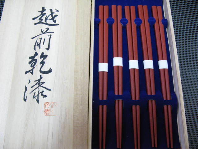 【低価，お買い得】 越前乾漆 御箸 5膳 保管品(木製（割り箸以外）)｜売買されたオークション情報、yahooの商品情報をアーカイブ公開 - オークファン 箸