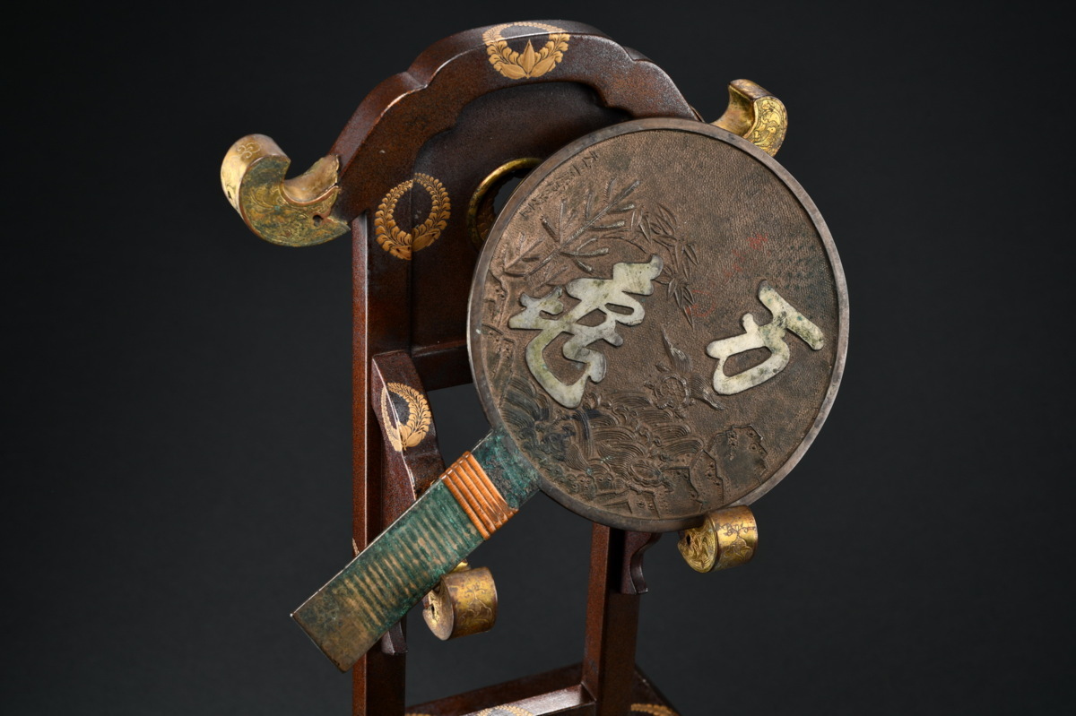 ◇鶴鳴堂◇江戸時代 大名道具 代紋金蒔絵鏡台・銅鏡二枚「天下一岩井