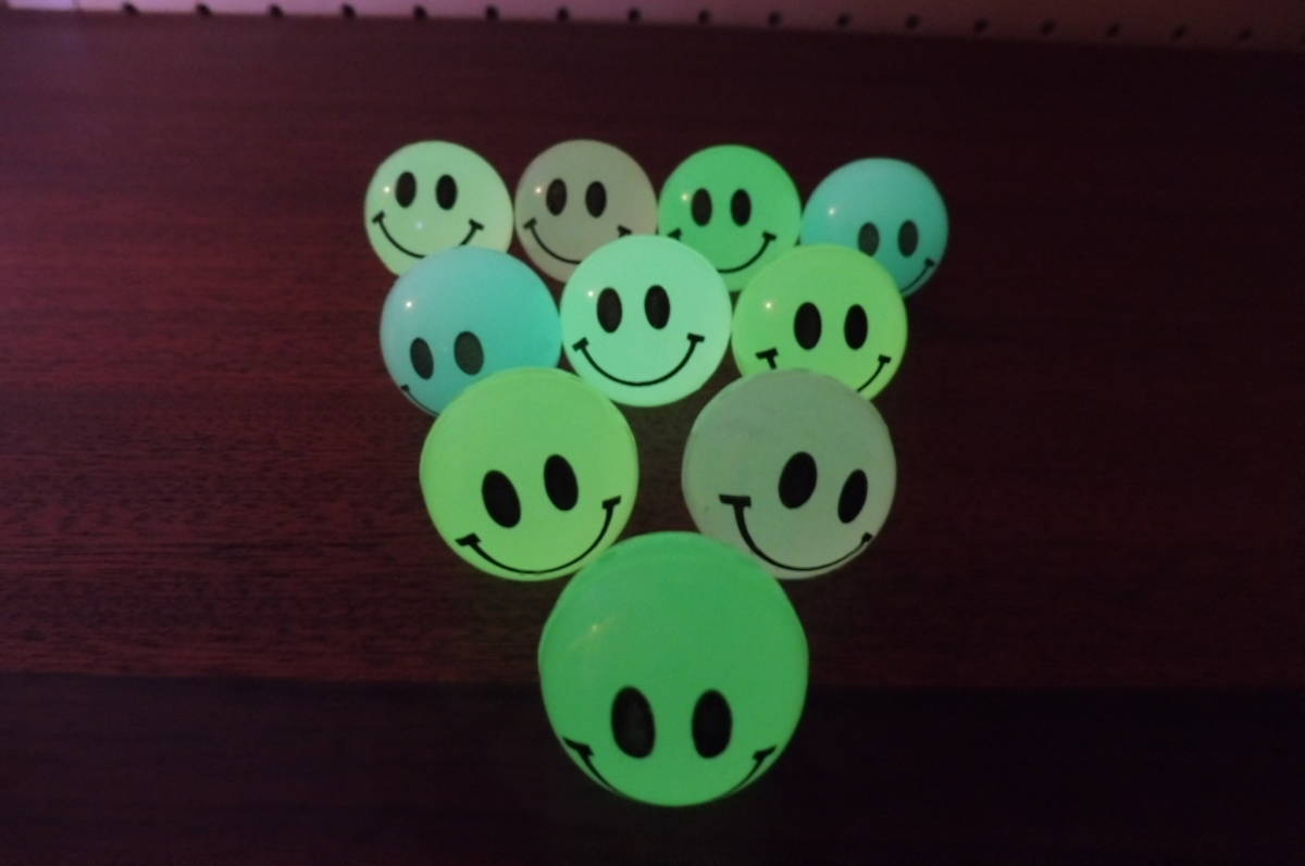 発光 スーパーボール スマイル 夜光 蓄光 10個セット 駄菓子屋 デッドストック スマイリーフェイス ニコちゃん スマイルマーク その他 売買されたオークション情報 Yahooの商品情報をアーカイブ公開 オークファン Aucfan Com