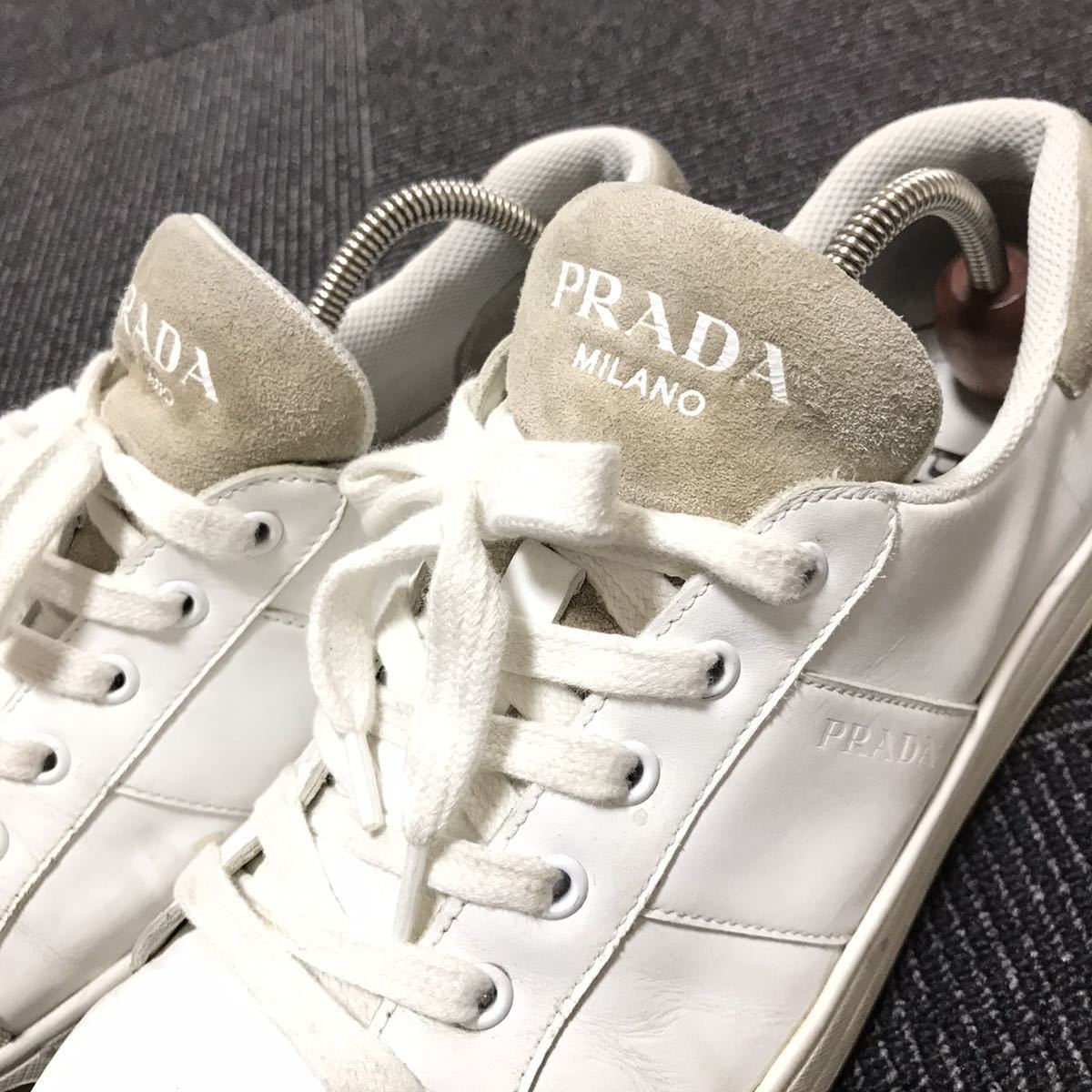 プラダ】本物 PRADA 靴 25.5cm 白色系 ロゴモチーフ スニーカー 