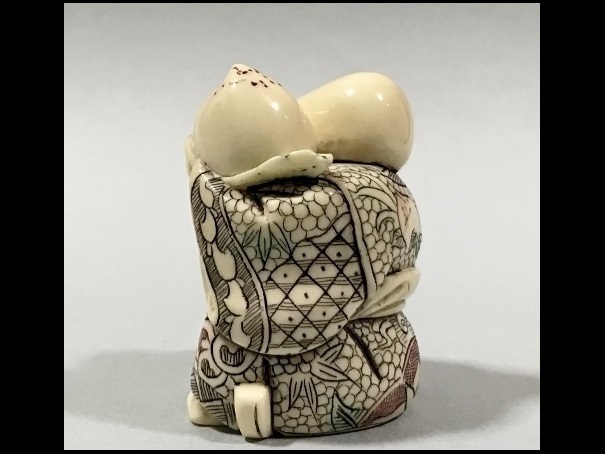 A*y様 細密彫刻 象牙風 練り物 七福神 福禄寿/桃仙人 在銘：工芸・置物・オ ☆中国美術 細密彫刻 象牙風 練り物 七福神 福禄寿/桃仙人 根付 在銘