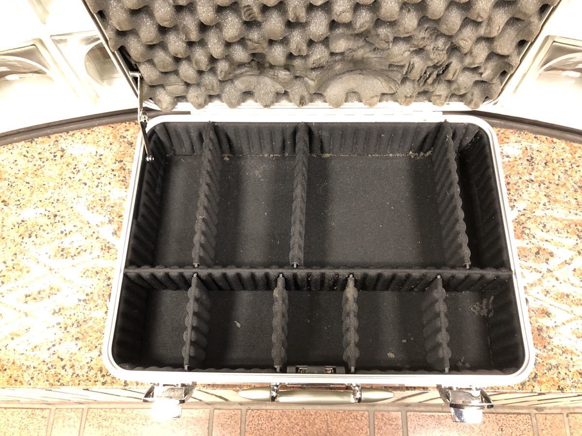 ゼロハリバートンのアルミ製カメラケースになります
