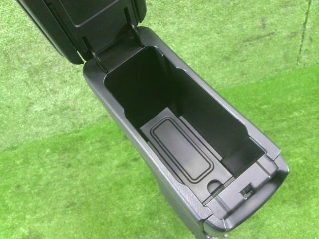 アクア DAA-NHP10 センターコンソールボックス G 1NZ-FXE 209