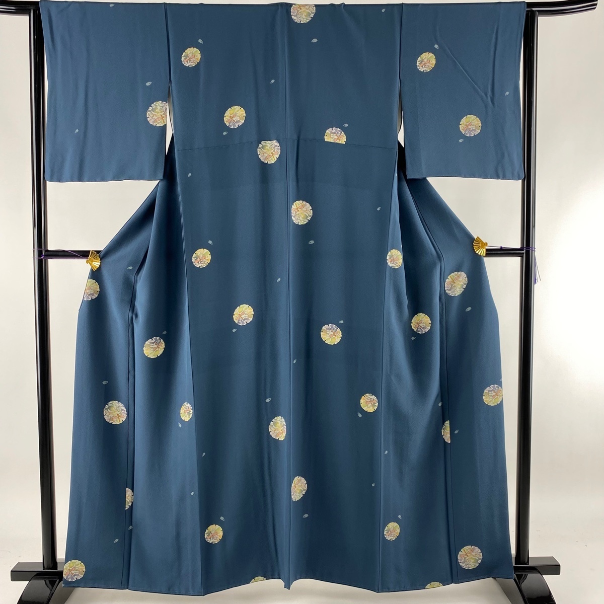 【人気SALE，格安】 小紋 秀品 桜の花びら 雪輪 金彩 青灰色 袷 160cm 64.5cm M 正絹(仕立て上がり)｜売買されたオークション情報、yahooの商品情報をアーカイブ公開 - オークファン 仕立て上がり