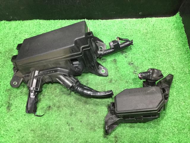 カローラツーリング 6AA-ZWE211W ヒューズボックス 220