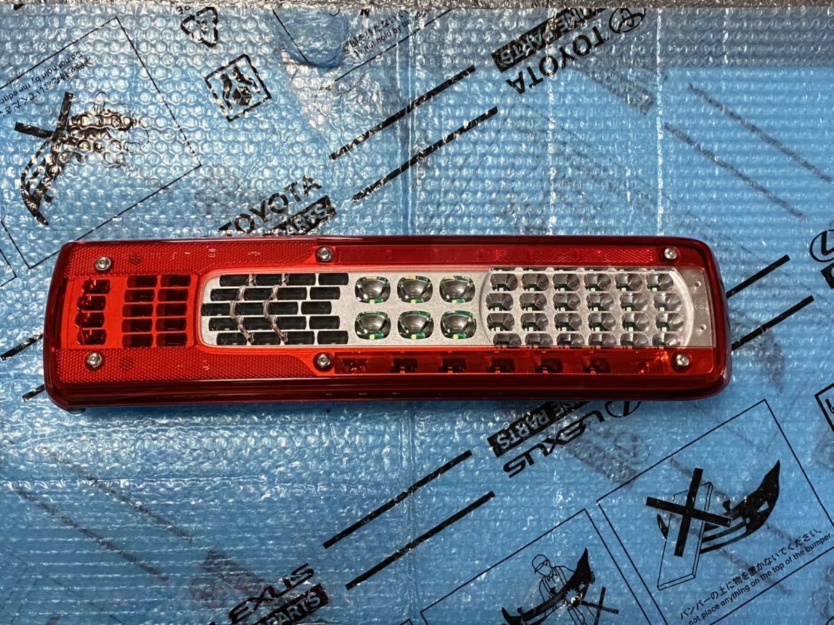 新車外し クオン UD純正 ボルボトラックFH VIGNAL LEDテールランプ