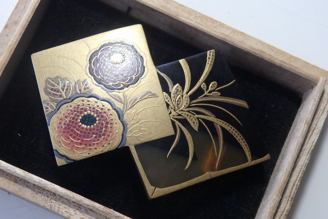 在銘　光慶 本鼈甲螺鈿細工菊花蘭図金蒔絵の帯留め　木箱付き　／検・和装小物伝統工芸