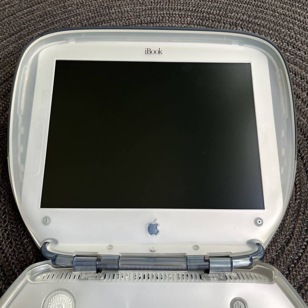 Apple iBOOK M2453 　起動します。付属品あります。　ジャンク扱い ジャンク【Apple iBook Macintosh M2453 グラファイト ACアダプタ